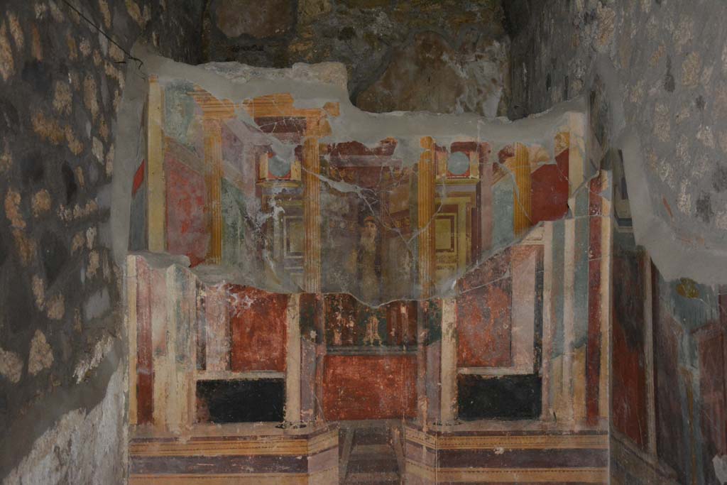 VII.16.22 Pompeii. October 2018. Detail of painted east wall of cubiculum, built in front of and concealing a hidden wall. 
Foto Annette Haug, ERC Grant 681269 DÉCOR.