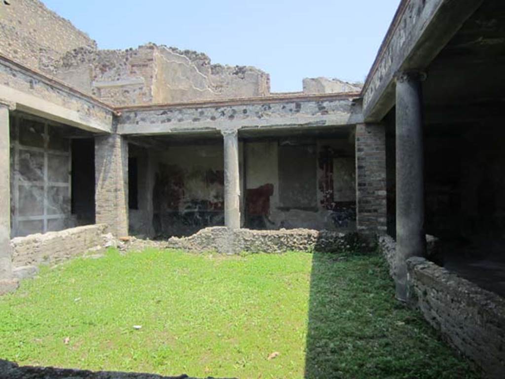 VII.16.17-22 Pompeii. May 2012. Looking east across peristyle garden in House of Maius Castricius. Photo courtesy of Marina Fuxa.