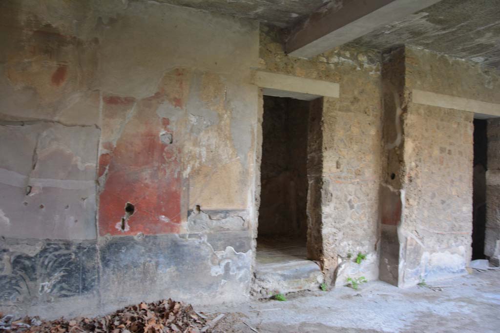VII.16.17-22 Pompeii. October 2018. 
Portico (2), south portico at east end, with doorway into room 4, in centre, and room 3, on right.
Foto Annette Haug, ERC Grant 681269 DÉCOR.