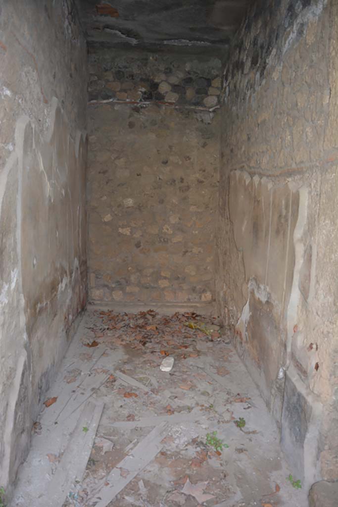 VII.16.17-22 Pompeii. October 2018. Looking south.
Vestibule (1), the original entrance to the house showing the marble doorway threshold.
Foto Annette Haug, ERC Grant 681269 DÉCOR.