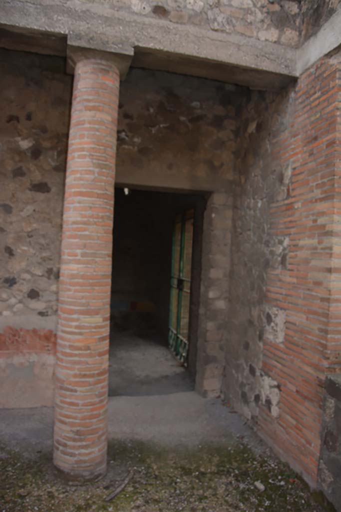 VII.16.17-22 Pompeii. October 2018. 
Peristyle 14, doorway into triclinium 16 in south-west corner.
Foto Annette Haug, ERC Grant 681269 DÉCOR.