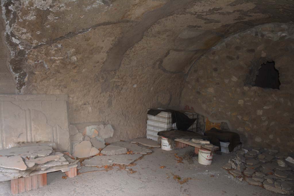 VII.16.17-22 Pompeii. October 2018. 
Room 15, with large barrel-vaulted ceiling, looking towards north wall, north-east corner and east wall. 
On the east wall at the north end, the painted zoccolo can be seen, painted with fake marble punctuated with yellow and black panels.
Foto Annette Haug, ERC Grant 681269 DÉCOR.