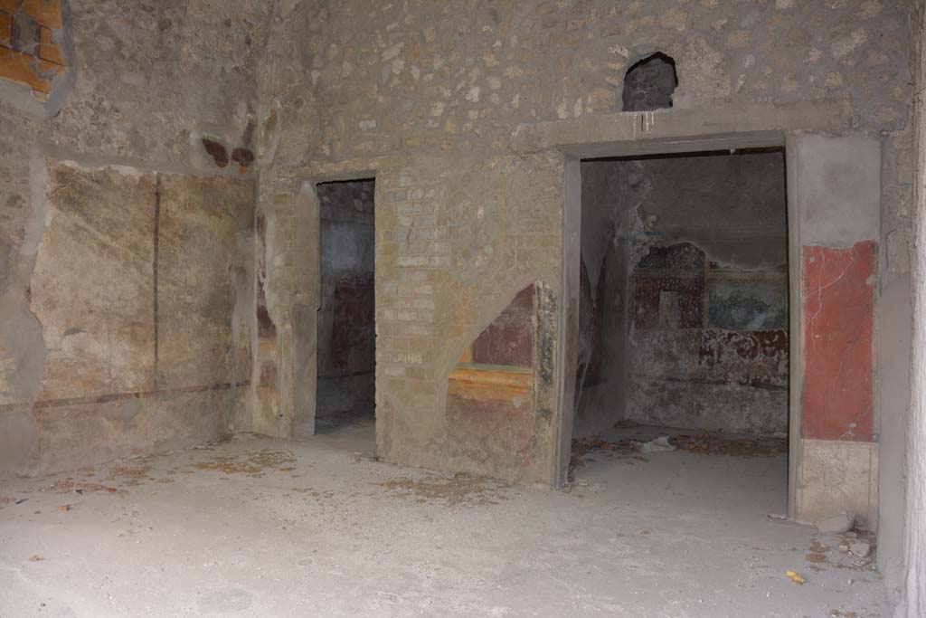 VII.16.22 Pompeii. October 2018. 
Room 22, looking towards north-east corner and east wall with two doorways, into room 24, on left, and 23, on right.
Foto Annette Haug, ERC Grant 681269 DÉCOR.