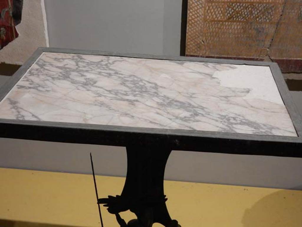 VII.16.17-22, Pompeii. May 2018. Detail of marble table-top, Archaeological Park of Pompeii, inv. 13371.  
Photo courtesy of Buzz Ferebee.