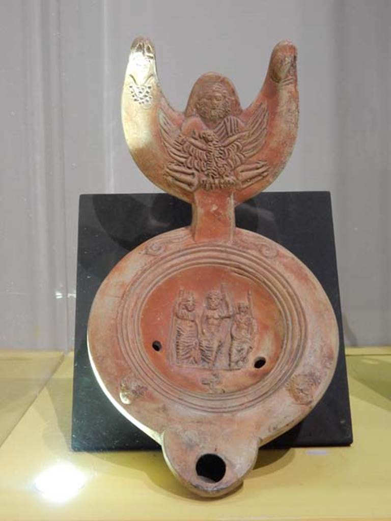 VII.16.17-22, Pompeii. May 2018. 
Oil lamp, with Jupiter and Eagle on the handle, and Jupiter, Juno and Minerva in the central part, 
Parco Archeologico di Pompei, inventory number 13962.  Photo courtesy of Buzz Ferebee.
