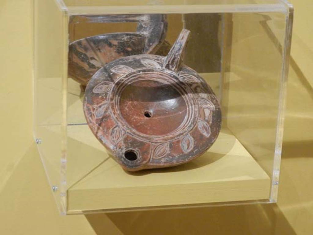 VII.16.17-22, Pompeii. May 2018. Oil lamp decorated with leaf motifs, Archaeological Park of Pompeii, inv.14117. 
Photo courtesy of Buzz Ferebee.