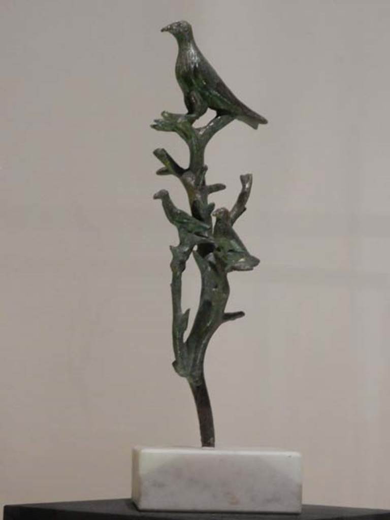 VII.16.17-22, Pompeii. May 2018. Decorative element of bronze fountain with crow and two birds on a branch. 
Archaeological Park of Pompeii, but no inventory number given. Photo courtesy of Buzz Ferebee.