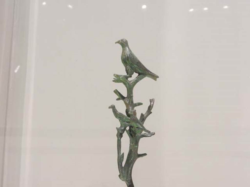 VII.16.17-22, Pompeii. May 2018. Detail of decorative element of bronze fountain with crow and two birds on a branch. 
Archaeological Park of Pompeii, but no inventory number given. Photo courtesy of Buzz Ferebee.