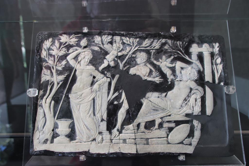 VII.16.17-22 Pompeii. October 2022. 
Glass cameo panel decorating furniture and depicting Bacchus and Ariadne, on display in exhibition in Palaestra. Photo courtesy of Klaus Heese.