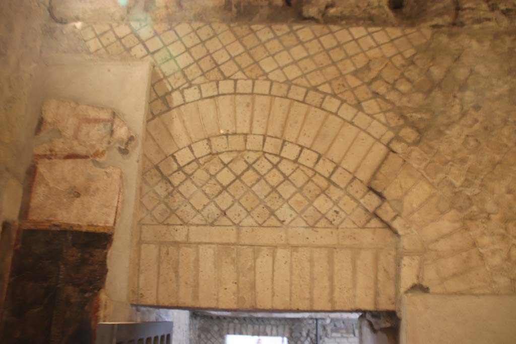 VII.16.a Pompeii. September 2021.  
Room 7, looking towards upper north wall, above doorway to room 6.  Photo courtesy of Klaus Heese.