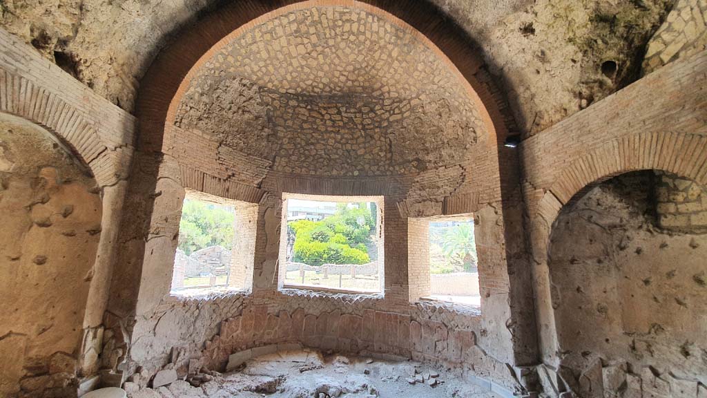VII.16.a Pompeii. July 2021. Room 4, semi-circular window on west side.
Foto Annette Haug, ERC Grant 681269 DÉCOR.