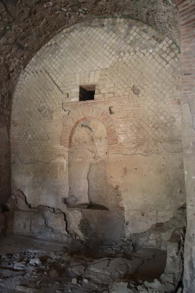 VII.16.a Pompeii. October 2020. Room 4, calidarium, looking towards east wall. Photo courtesy of Klaus Heese.