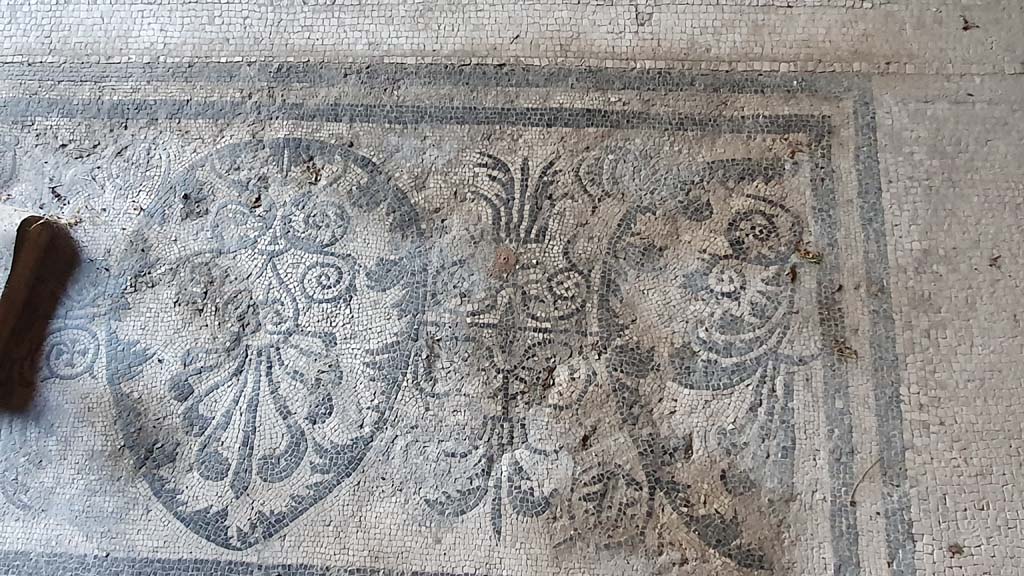 VII.16.a Pompeii. August 2021. Detail of mosaic floor in vestibule 8.
Foto Annette Haug, ERC Grant 681269 DÉCOR.