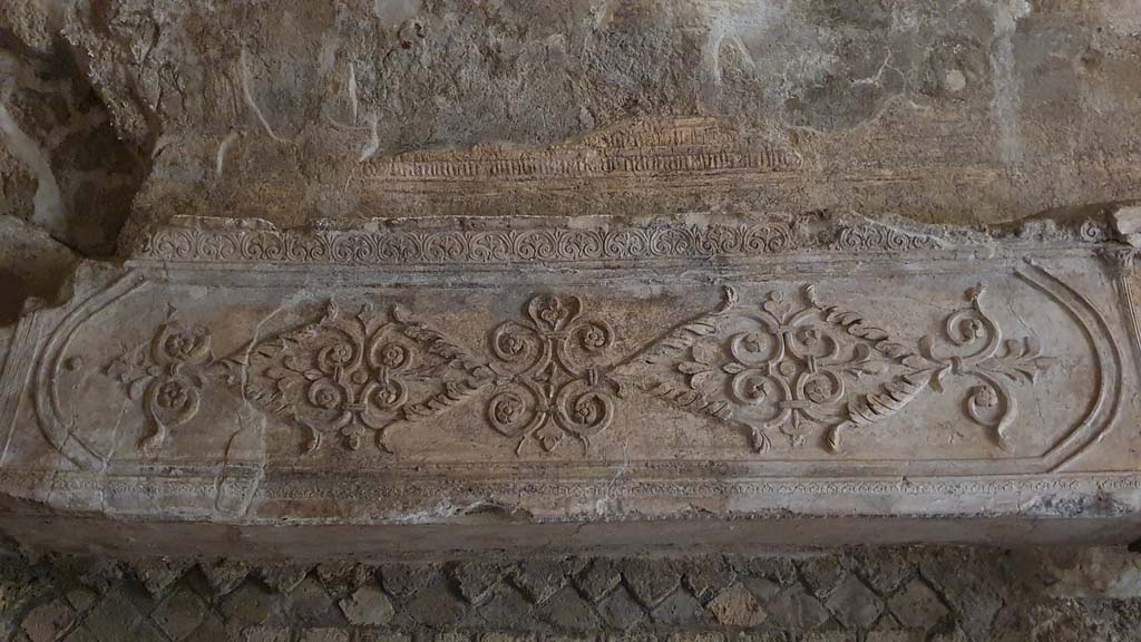 VII.16.a Pompeii. August 2021. Room 6, detail of decorative stucco on north wall at west end. 
Foto Annette Haug, ERC Grant 681269 DÉCOR.