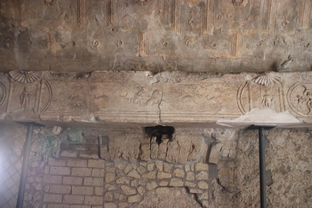VII.16.a Pompeii. October 2023. Room 6, stucco on north wall. Photo courtesy of Klaus Heese