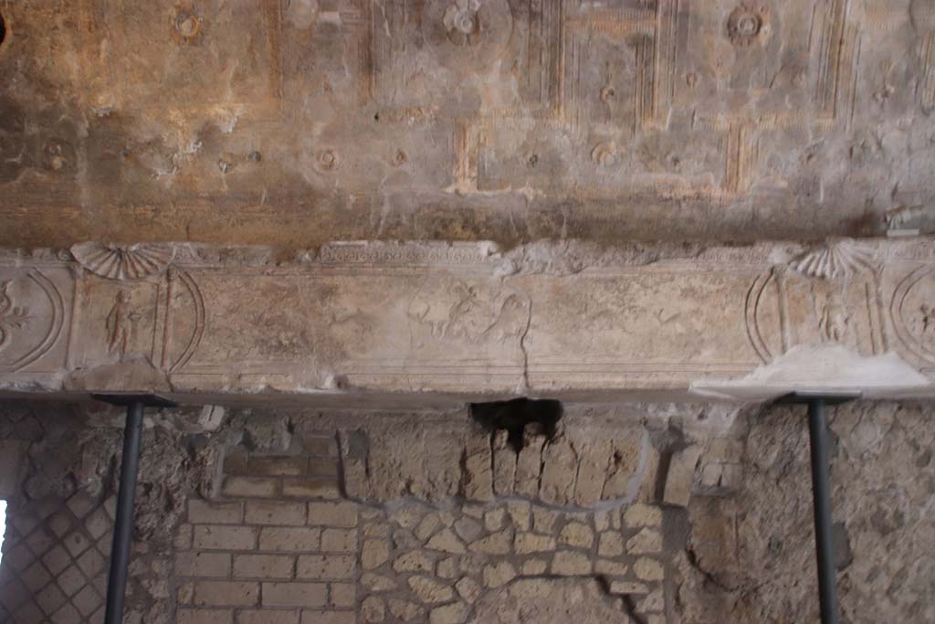 VII.16.a Pompeii. October 2020. Room 6, stucco on north wall. Photo courtesy of Klaus Heese