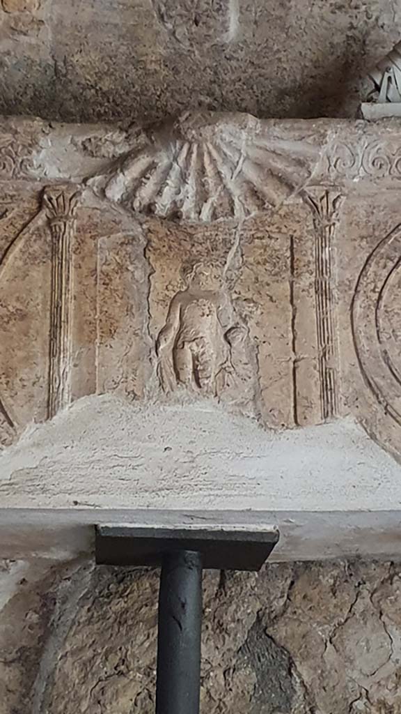 VII.16.a Pompeii. August 2021. 
Room 6, Cupid on decorative stucco frieze on north wall at east end.
Foto Annette Haug, ERC Grant 681269 DÉCOR.