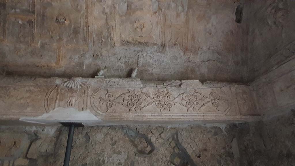 VII.16.a Pompeii. August 2021. Room 6, detail of stucco at east end of north wall.
Foto Annette Haug, ERC Grant 681269 DÉCOR.