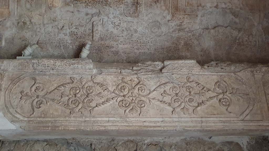 VII.16.a Pompeii. August 2021. Room 6, detail of decorative stucco frieze from north wall at east end.
Foto Annette Haug, ERC Grant 681269 DÉCOR.