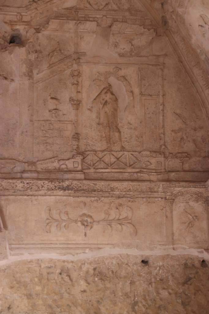 VII.16.a Pompeii. September 2021. 
Room 6, decorative stucco on east wall, at south end. Photo courtesy of Klaus Heese.