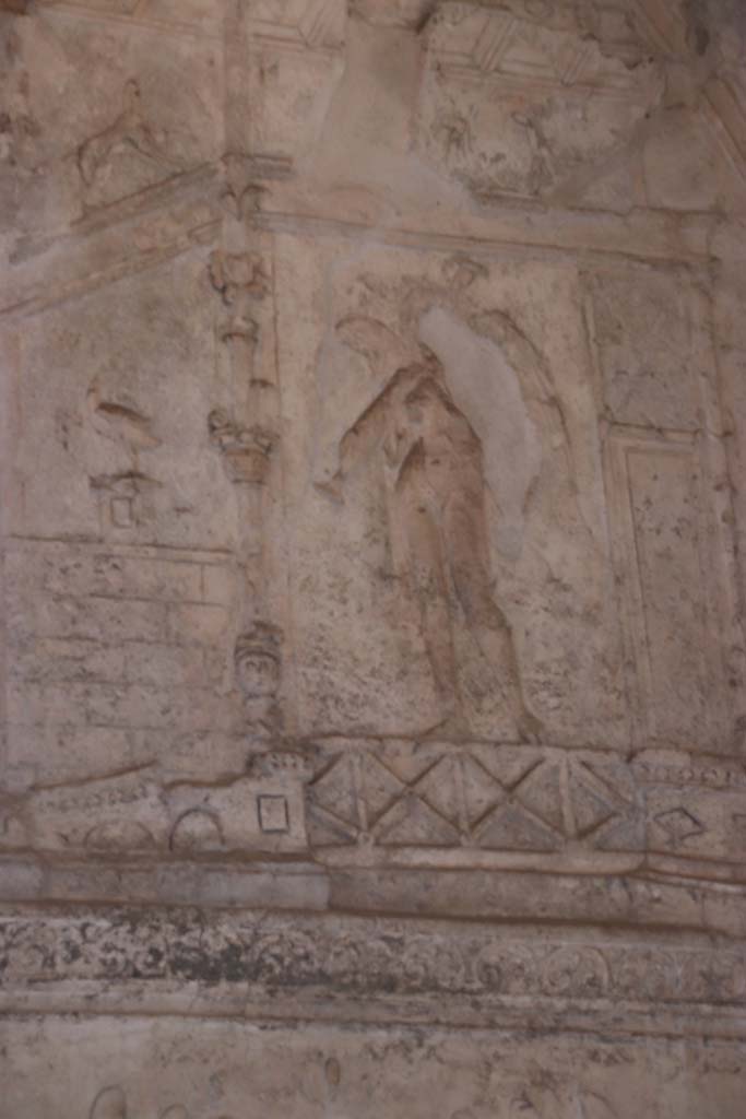 VII.16.a Pompeii. October 2020. Room 6, detail of stucco on east wall. Photo courtesy of Klaus Heese.