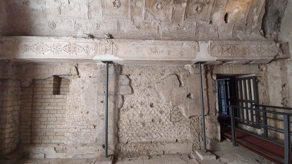 VII.16.a Pompeii. July 2021. Room 6, looking towards south wall, with doorway from room 5, on right.
Foto Annette Haug, ERC Grant 681269 DÉCOR.