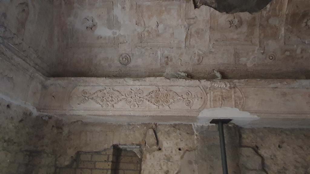 VII.16.a Pompeii. August 2021. Room 6, detail of stucco at east end of south wall.
Foto Annette Haug, ERC Grant 681269 DÉCOR.