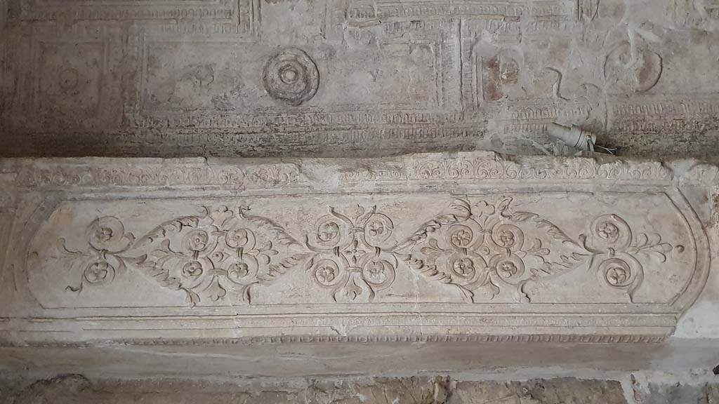 VII.16.a Pompeii. August 2021. Room 6, detail of stucco from east end of south wall.
Foto Annette Haug, ERC Grant 681269 DÉCOR.