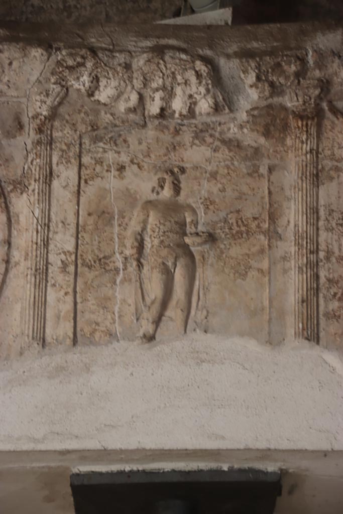 VII.16.a Pompeii. October 2023.
Room 6, figure on decorative stucco frieze on south wall at east end. Photo courtesy of Klaus Heese.