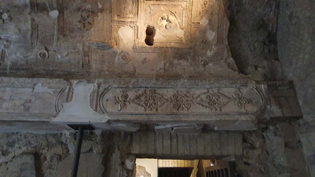 VII.16.a Pompeii. August 2021. Room 6, decorative stucco above doorway to room 7 in south wall, in south-west corner.
Foto Annette Haug, ERC Grant 681269 DÉCOR.