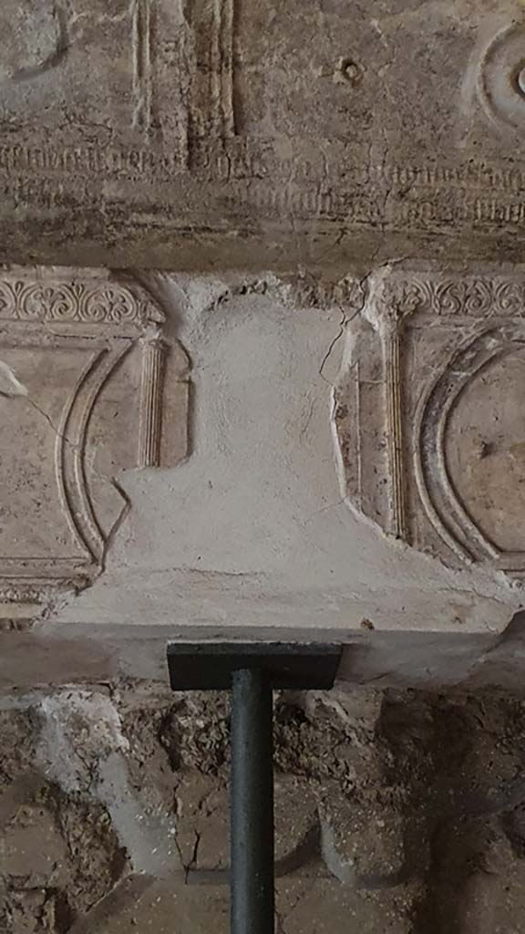 VII.16.a Pompeii. August 2021. Room 6, detail from south wall. 
Foto Annette Haug, ERC Grant 681269 DÉCOR.