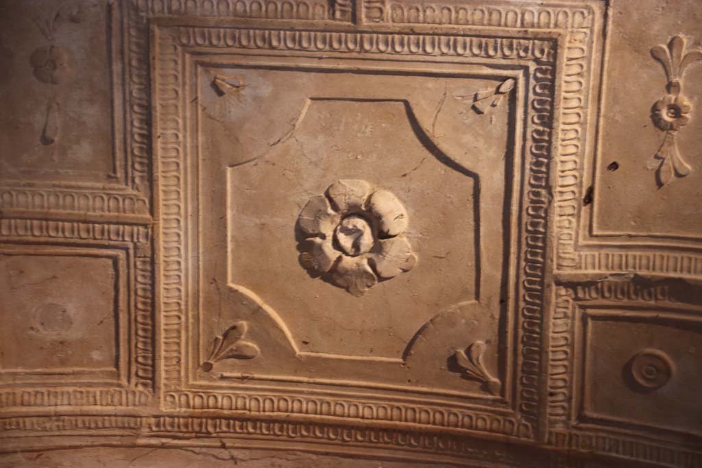 VII.16.a Pompeii. October 2020. Room 6, detail of vaulted ceiling with stucco. Photo courtesy of Klaus Heese.
