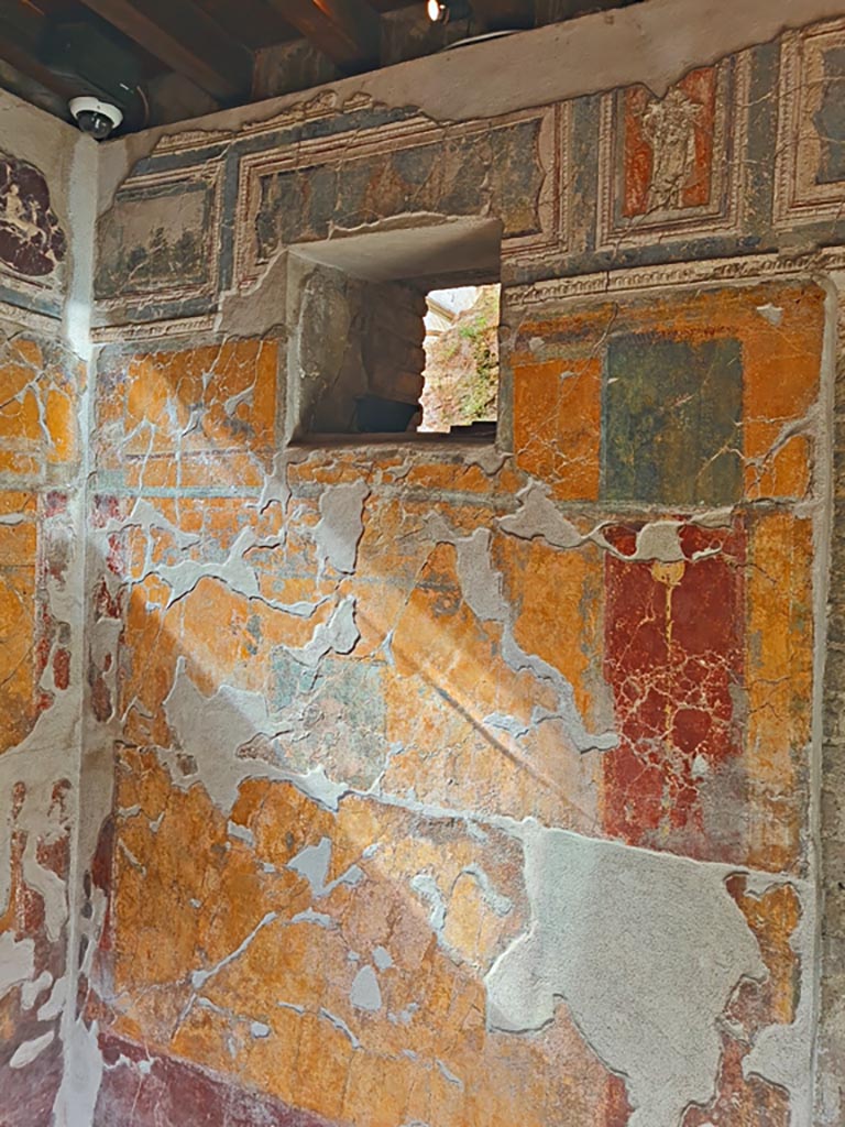 VII.16.a Pompeii. November 2023. 
Room 1, detail of north-east corner and east wall. Photo courtesy of Giuseppe Ciaramella.