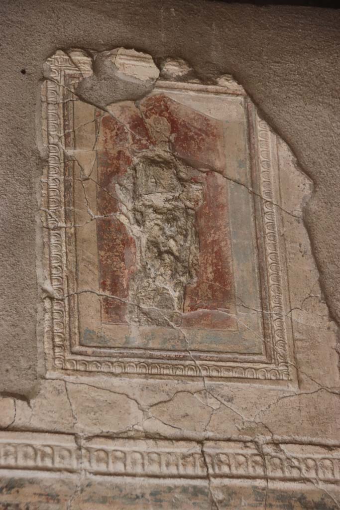 VII.16.a Pompeii. October 2020. Room 1, upper west wall, detail of plasterwork and painting on the west wall. 
Photo courtesy of Klaus Heese.