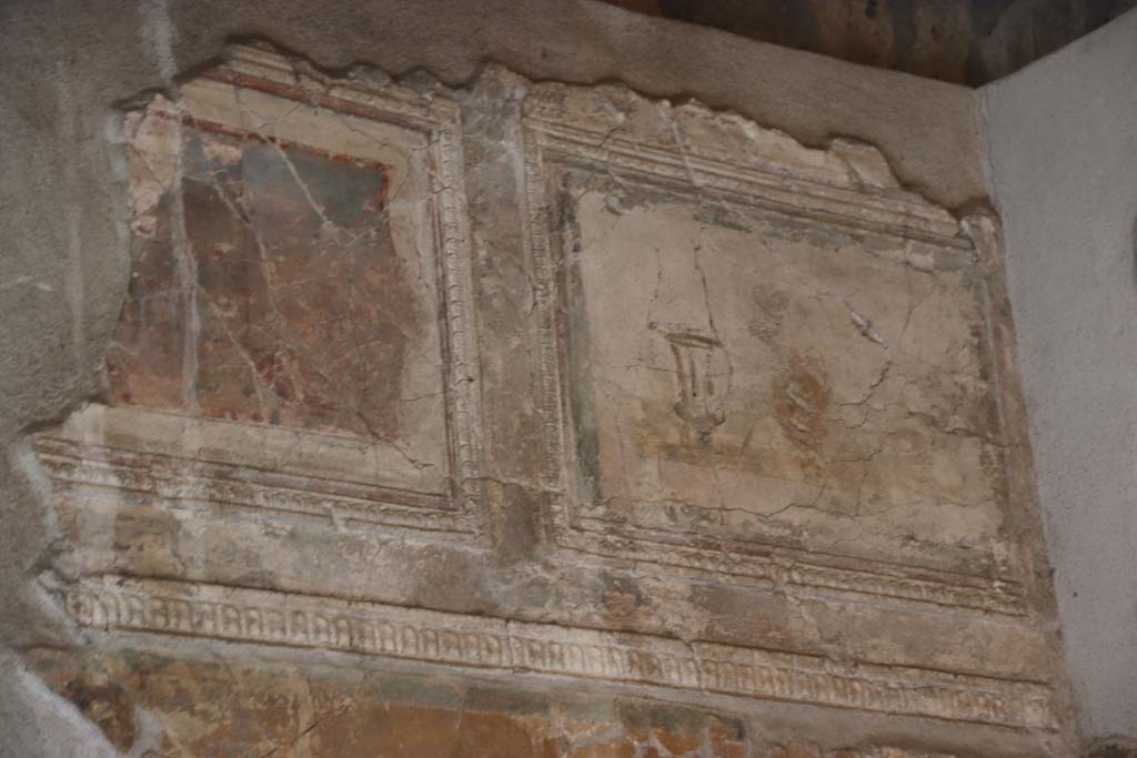 VII.16.a Pompeii. October 2020. Room 1, upper west wall, detail of plasterwork and painting on the west wall in north-west corner. 
Photo courtesy of Klaus Heese.