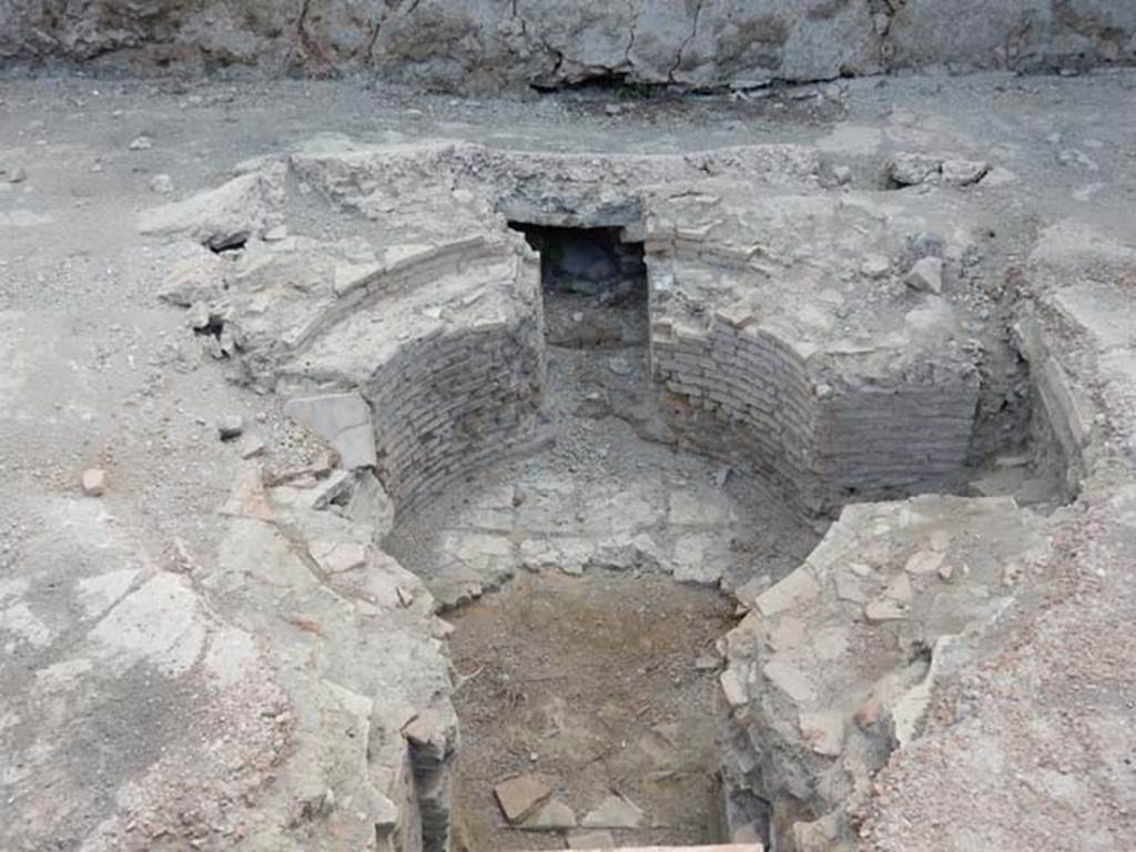 VII.16.a Pompeii. May 2015. Room 2, detail of centre of pool.  Photo courtesy of Buzz Ferebee.
