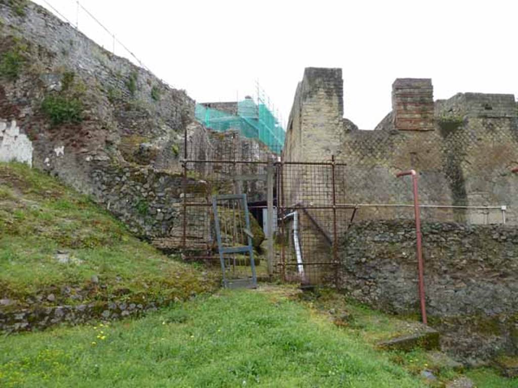 VII.16.a Pompeii. May 2010. Looking south.  On the left, the rear of VII.16.15, on the right, the rear of VII.16.a.