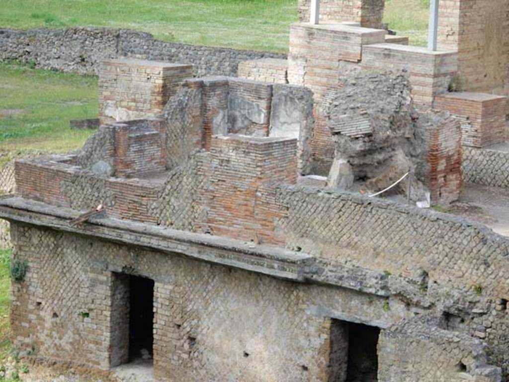VII.16.a Pompeii. May 2015. North-west corner, upper area above lower rooms.
Photo courtesy of Buzz Ferebee.