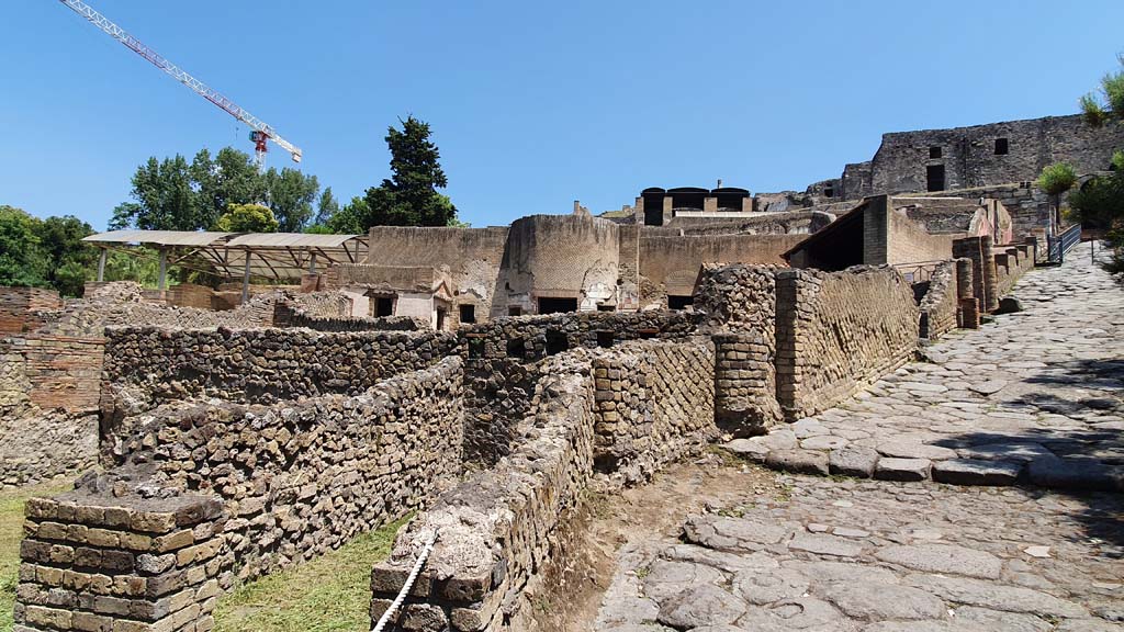 VII.16.a Pompeii. July 2021. Lower rooms on west side of Baths, looking north-east along roadway towards Porta Marina.
Foto Annette Haug, ERC Grant 681269 DÉCOR.