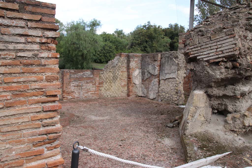 VII.16.a Pompeii. October 2020. Room at the north end of courtyard C, with remains of large piece of debris from the eruption.
Photo courtesy of Klaus Heese.