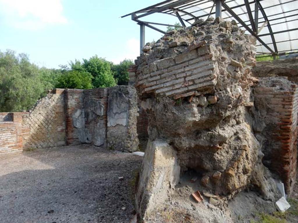 VII.16.a Pompeii. May 2015. Room at the north end of courtyard C, with remains of large piece of debris from the eruption. Photo courtesy of Buzz Ferebee.