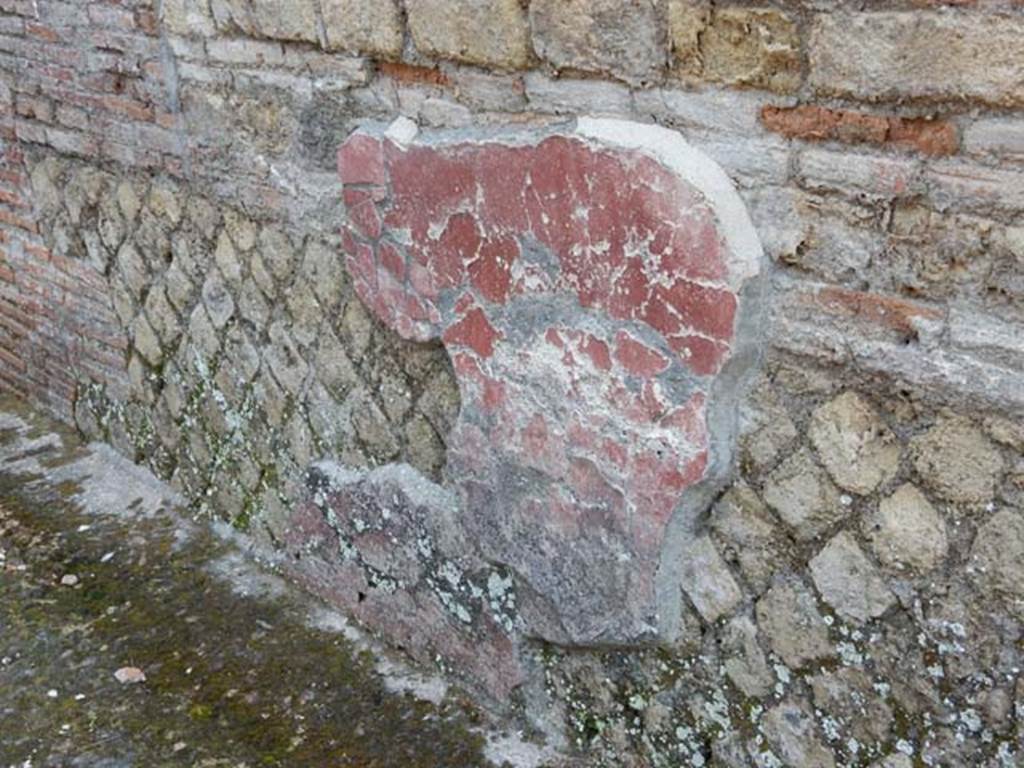 VII.16.a Pompeii. May 2015. Remains of decorative plaster on wall of area on west side of room 2, the hot pool.  Photo courtesy of Buzz Ferebee.