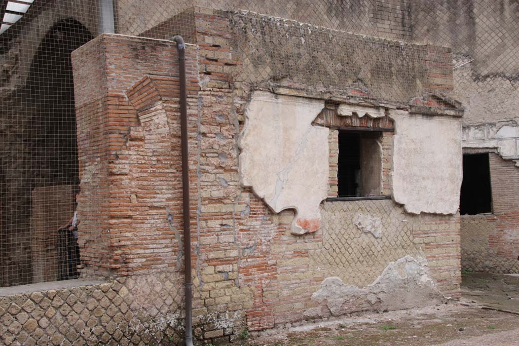 VII.16.a Pompeii. October 2020. Looking towards part of room 2, the hot pool, on left, and window of room 1, centre right.
Photo courtesy of Klaus Heese.