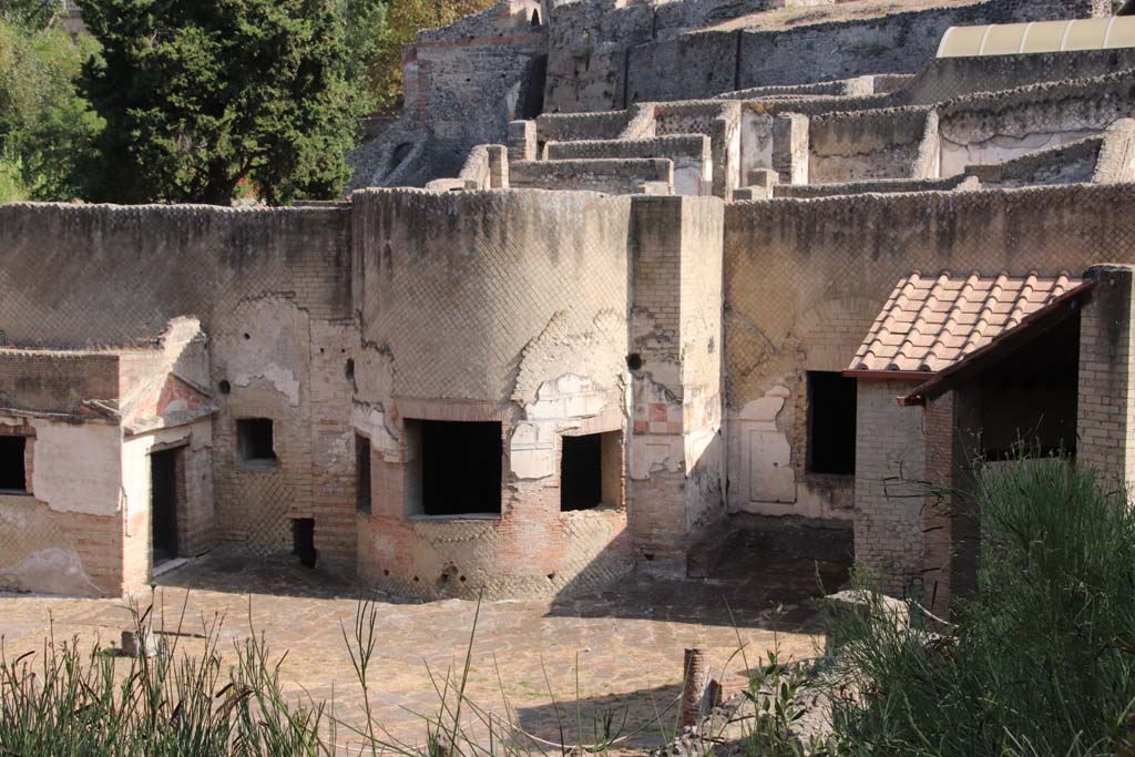 VII.16.a Pompeii. September 2019. 
Looking towards east side of courtyard C, with doorway to room 1, on left, and windows to room 4, the caldarium, in centre.
Photo courtesy of Klaus Heese.
