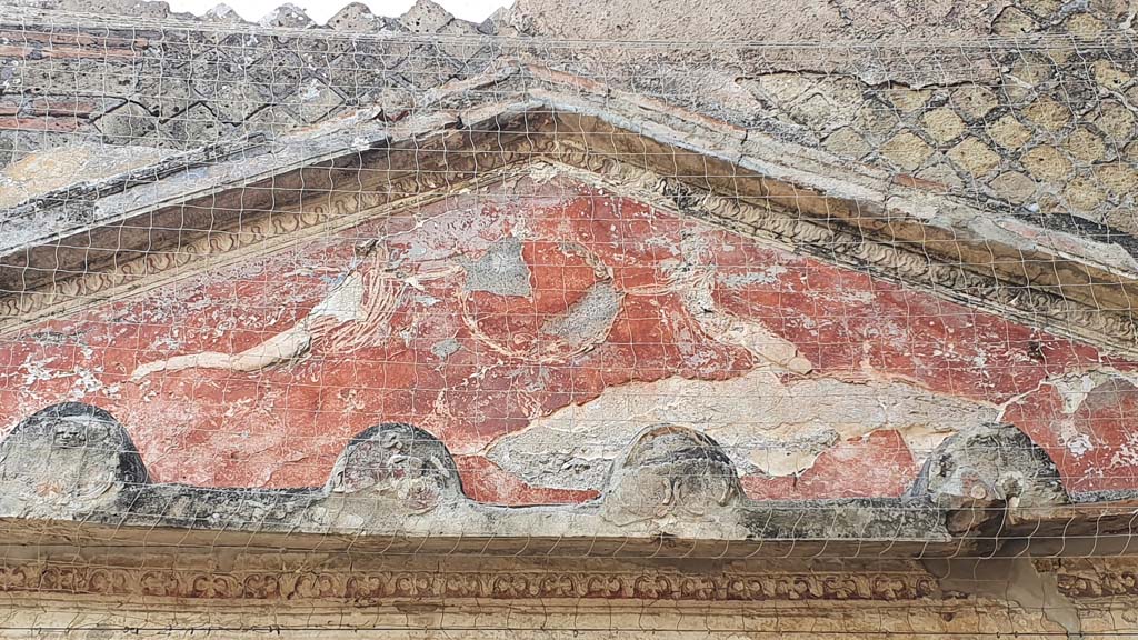 VII.16.a Pompeii. July 2021. Detail of decorative stucco above doorway to room 1.
Foto Annette Haug, ERC Grant 681269 DÉCOR.