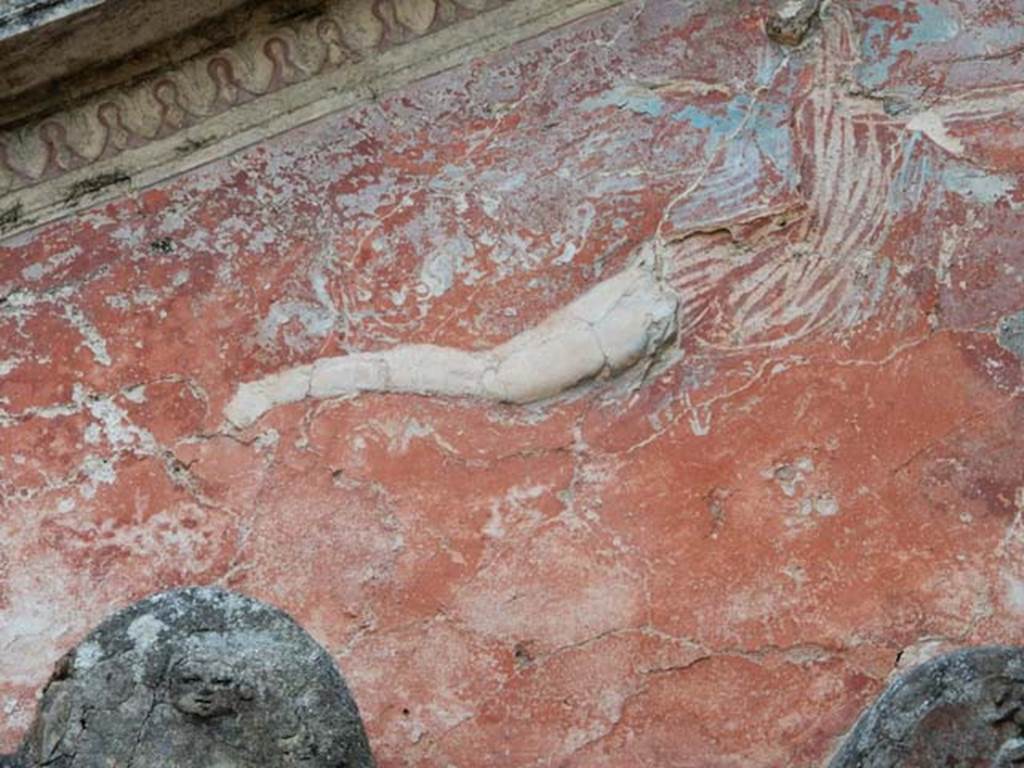 VII.16.a Pompeii. May 2015. Detail of decorative stucco above doorway to room 1.
Photo courtesy of Buzz Ferebee.