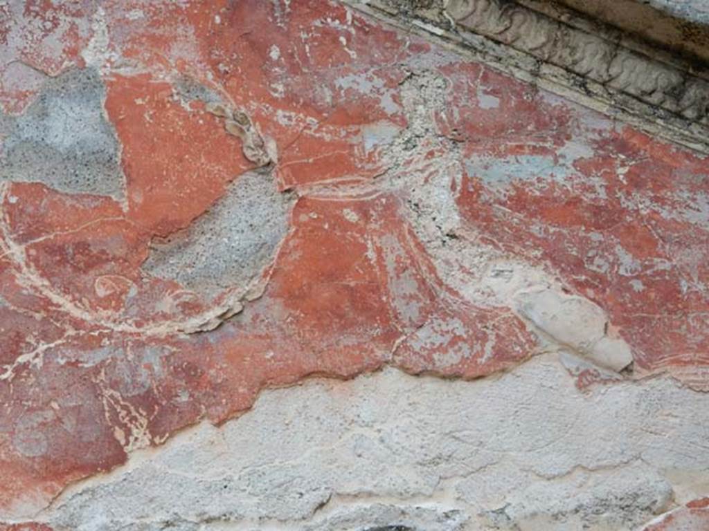 VII.16.a Pompeii. May 2015. Detail of decorative stucco above doorway to room 1.
Photo courtesy of Buzz Ferebee.