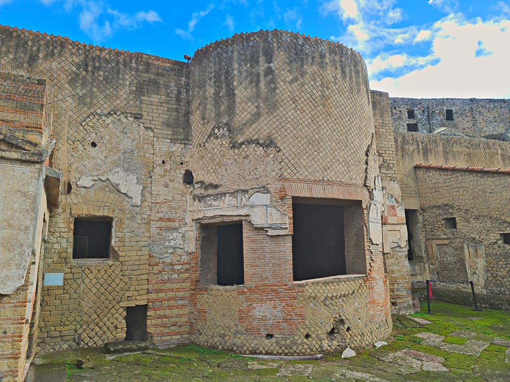 VII.16.a Pompeii. November 2023. 
Looking towards exterior of windows of room 4, on east side of courtyard C. Photo courtesy of Giuseppe Ciaramella.