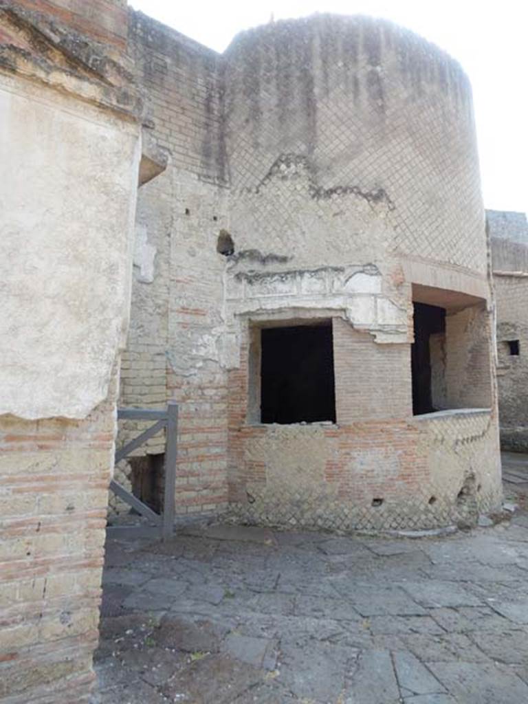 VII.16.a Pompeii. May 2015. Looking towards exterior of windows of room 4, on east side of courtyard C. Photo courtesy of Buzz Ferebee.