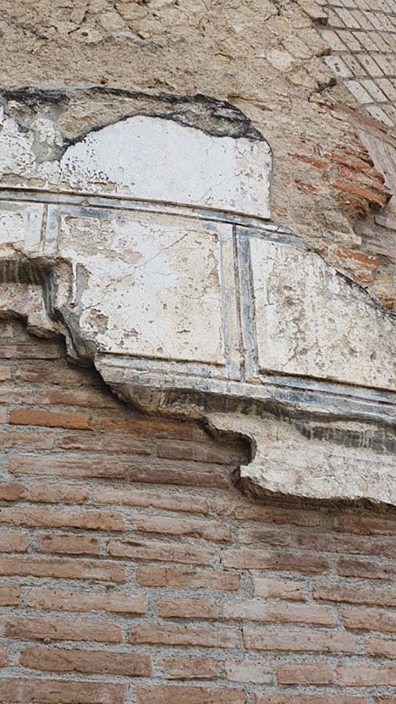 VII.16.a Pompeii. July 2021. 
Detail from north end of exterior of windows of room 4, on east side of courtyard C.
Foto Annette Haug, ERC Grant 681269 DÉCOR.